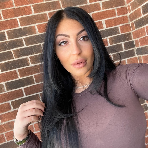 Meet your Posher, Alexia - Picture 2 of 8